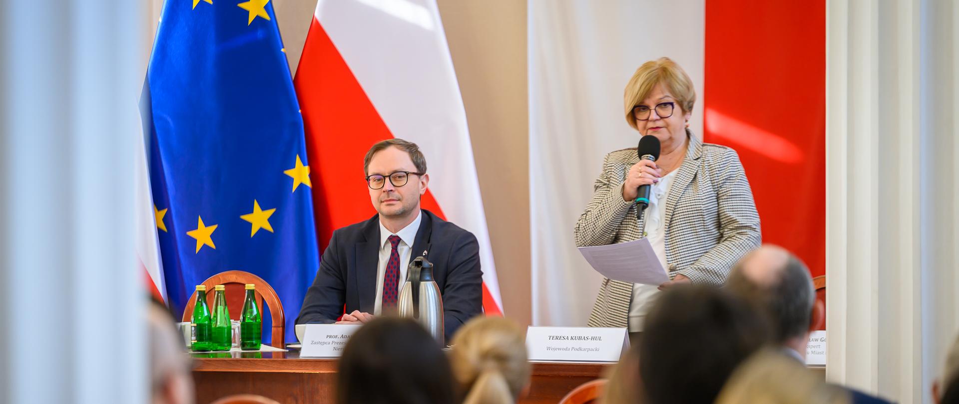 Zdjęcie przedstawia uczestników konferencji
