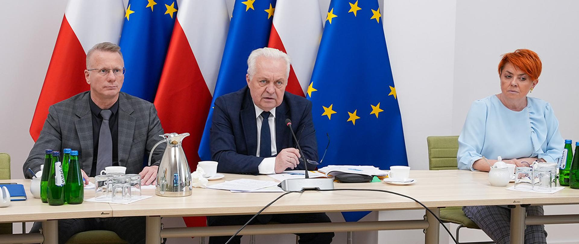 Wiceminister Jacek Czerniak słucha uczestników spotkania on-line (fot. MRiRW)