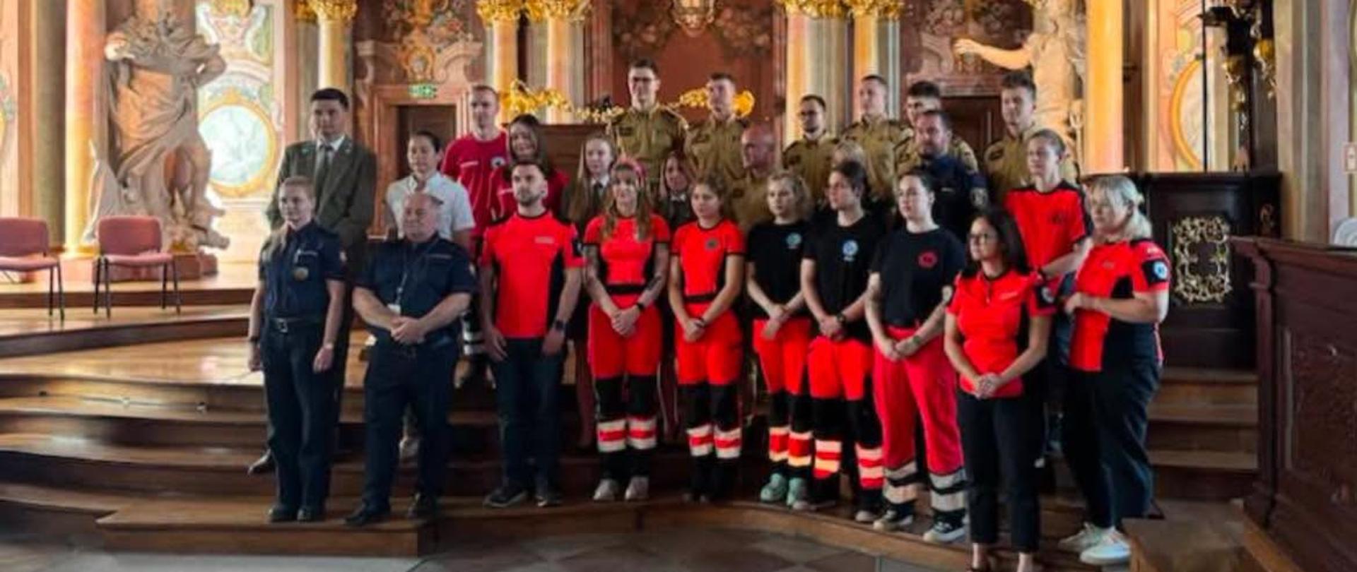 Pamiątkowe zdjęcie sędziów finału konkursu „Uczę się bezpiecznie żyć”.