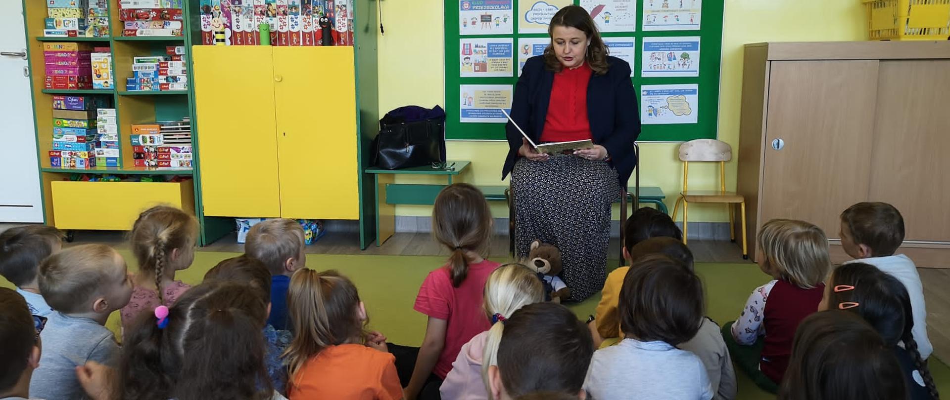 Zajęcia profilaktyczne dla dzieci połączone z czytaniem bajki "Przygody dzielnego niedźwiadka Szczepana" w Miejskim Przedszkolu nr 10 w Piekarach Śląskich