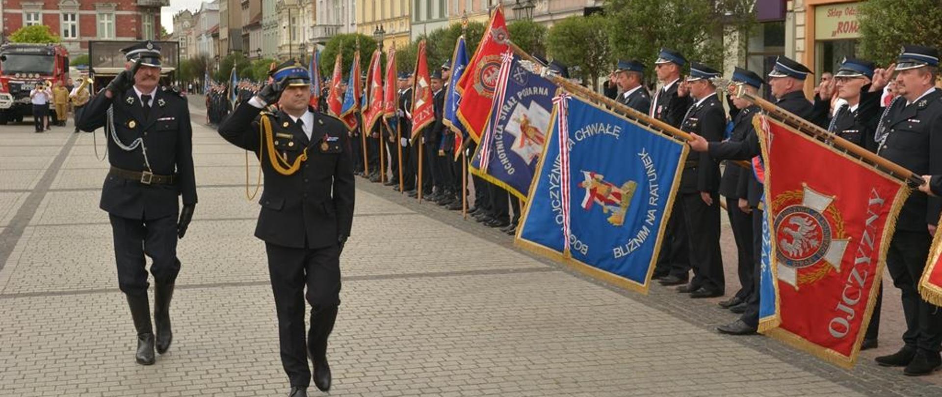 UROCZYSTY APEL Z OKAZJI OBCHODÓW DNIA STRAŻAKA. WIELKOPOLSKI KOMENDANT WOJEWÓDZKI WITA PODODDZIAŁY W ASYŚCIE DOWÓDCY UROCZYSTOŚCI MASZERUJE WZDŁUŻ SZTANDARÓW ZGROMADZONYCH NA UROCZYSTOŚCI