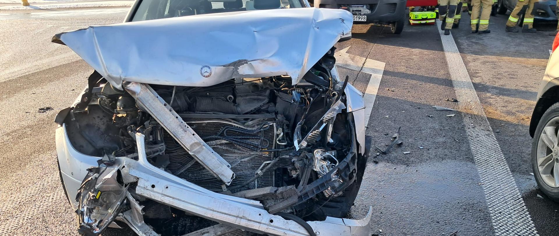 Uszkodzony przód samochodu, który jest na drodze