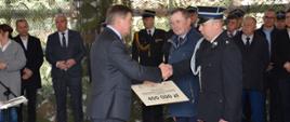 Na zdjęciu Pan marszałek Marek Kuchciński, minister, szef kancelarii Prezesa Rady Ministrów, poseł na Sejm RP wręcza promesę druhowi OSP