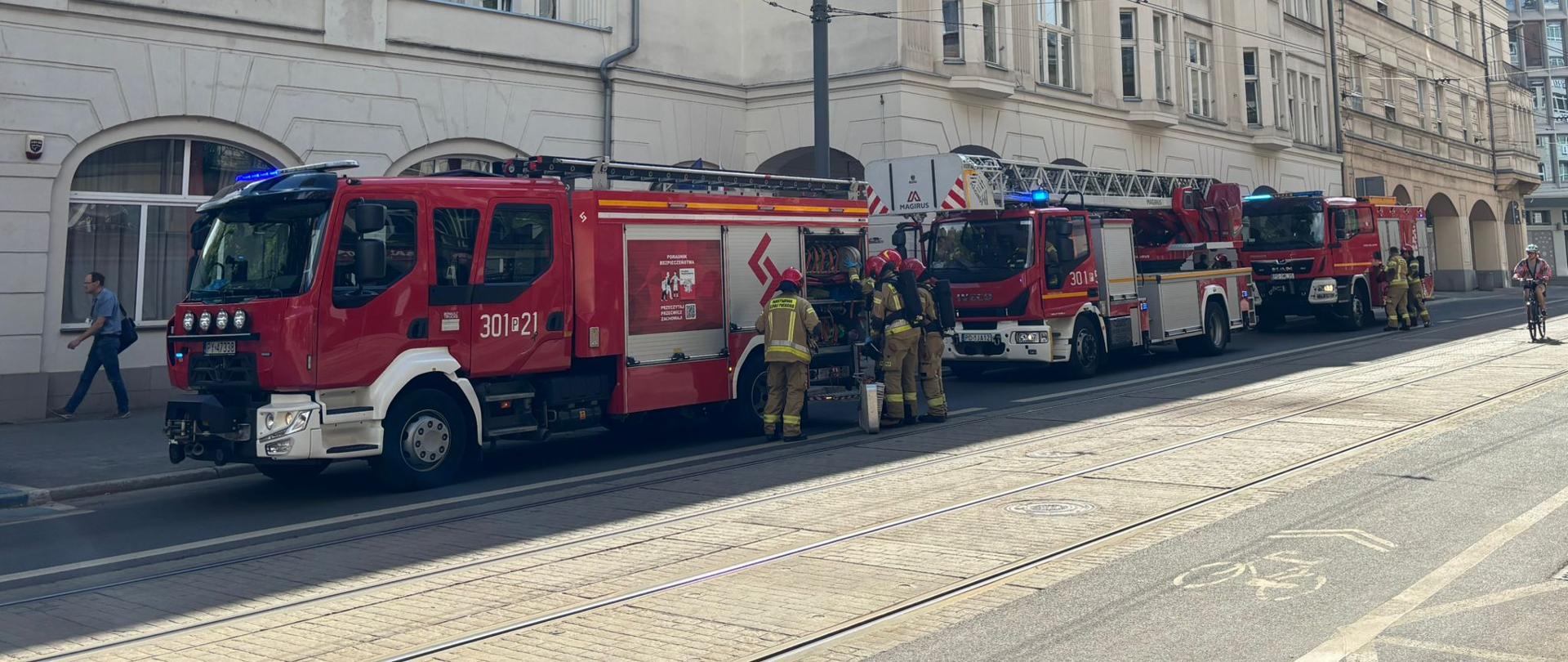 Zastępy straży pożarnej na miejscu ćwiczeń