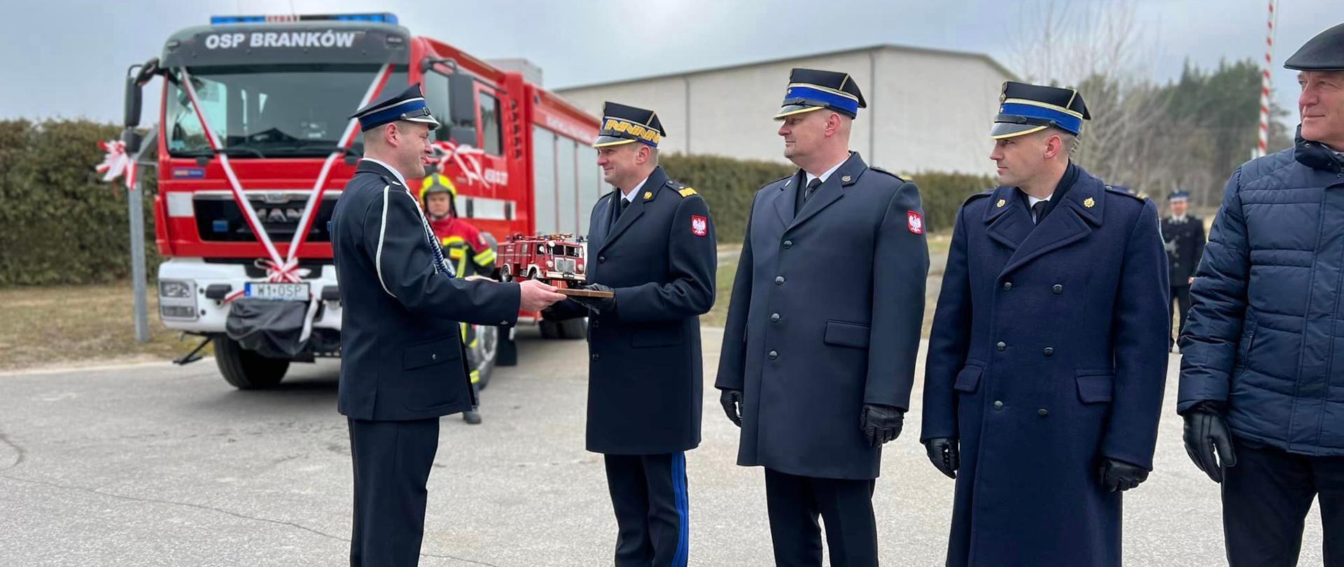 uroczysta zbiórka z okazji przekazania ciężkiego samochodu gaśniczego marki MAN w Brankowie