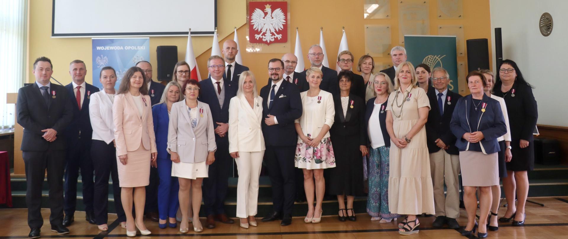 Przemysław Rzodkiewicz - Główny Inspektor Jakości Handlowej Artykułów Rolno-Spożywczych, Tomasz Witkowski - Wicewojewoda Opolski, Dorota Szyra Opolski Wojewódzki Inspektor Jakości Handlowej Artykułów Rolno-Spożywczych wraz z odznaczonymi przedstawicielami wijhars.