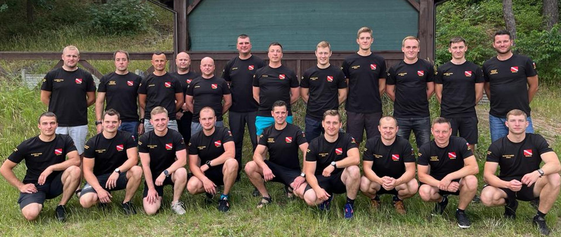 Wspólne zdjęcie wszystkich strażaków biorących udział w szkoleniu.