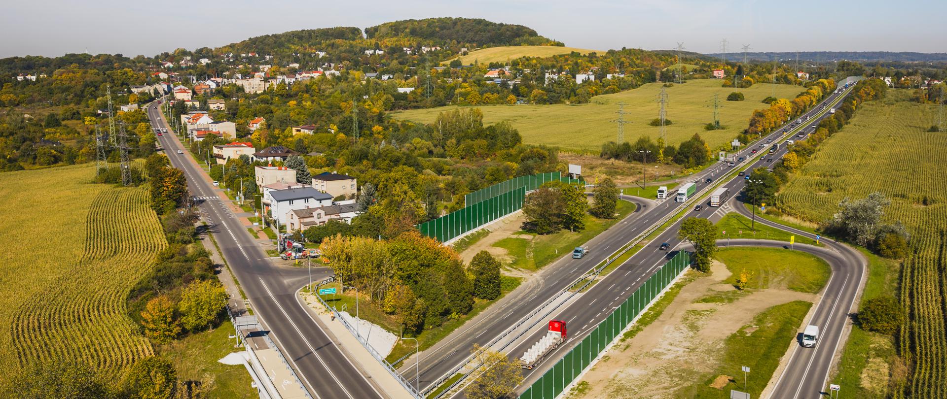 Panorama ulicy Wolności w Będzinie i węzła drogowego z lotu ptaka. W tle (prawy górny róg) wybudowane wcześniej zabezpieczenia przeciwhałasowe na wysokości ul. Mickiewicza i Hutniczej.