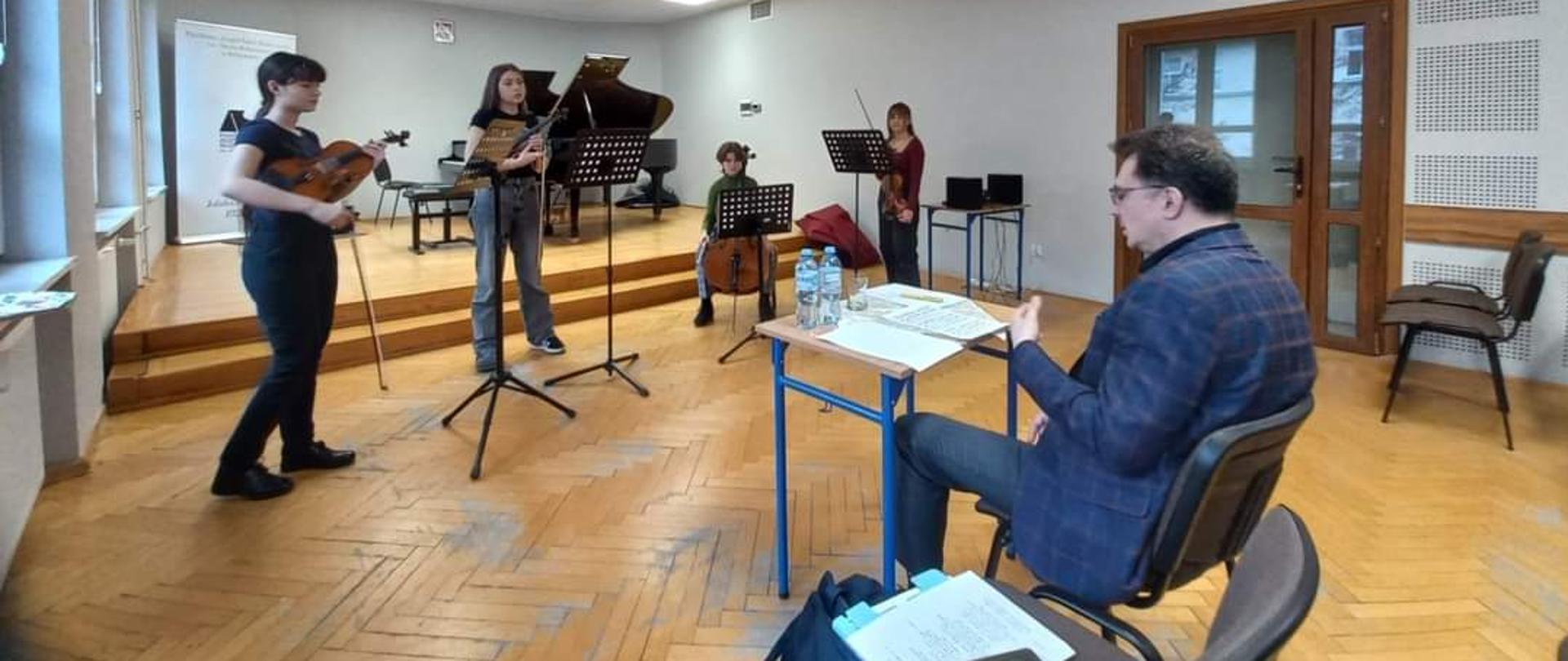 uczniowie grający na skrzypcach 