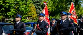 Poczet sztandarowy Państwowej Straży Pożarnej podczas przemarszu ulicami Olecka.