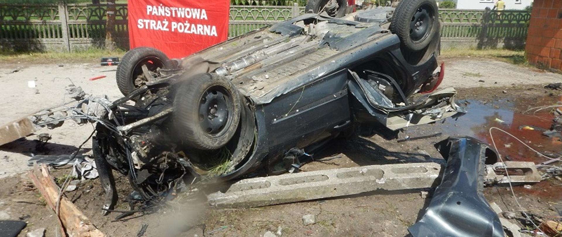 Zdjęcie przedstawia samochód osobowy po wypadku drogowym