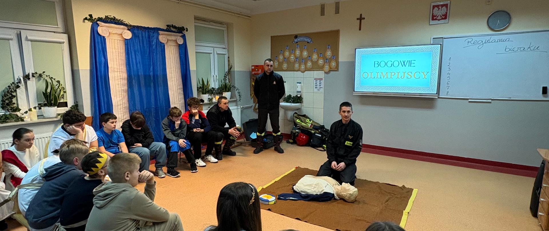 Zdjęcie przedstawia uczestników pogadanki.