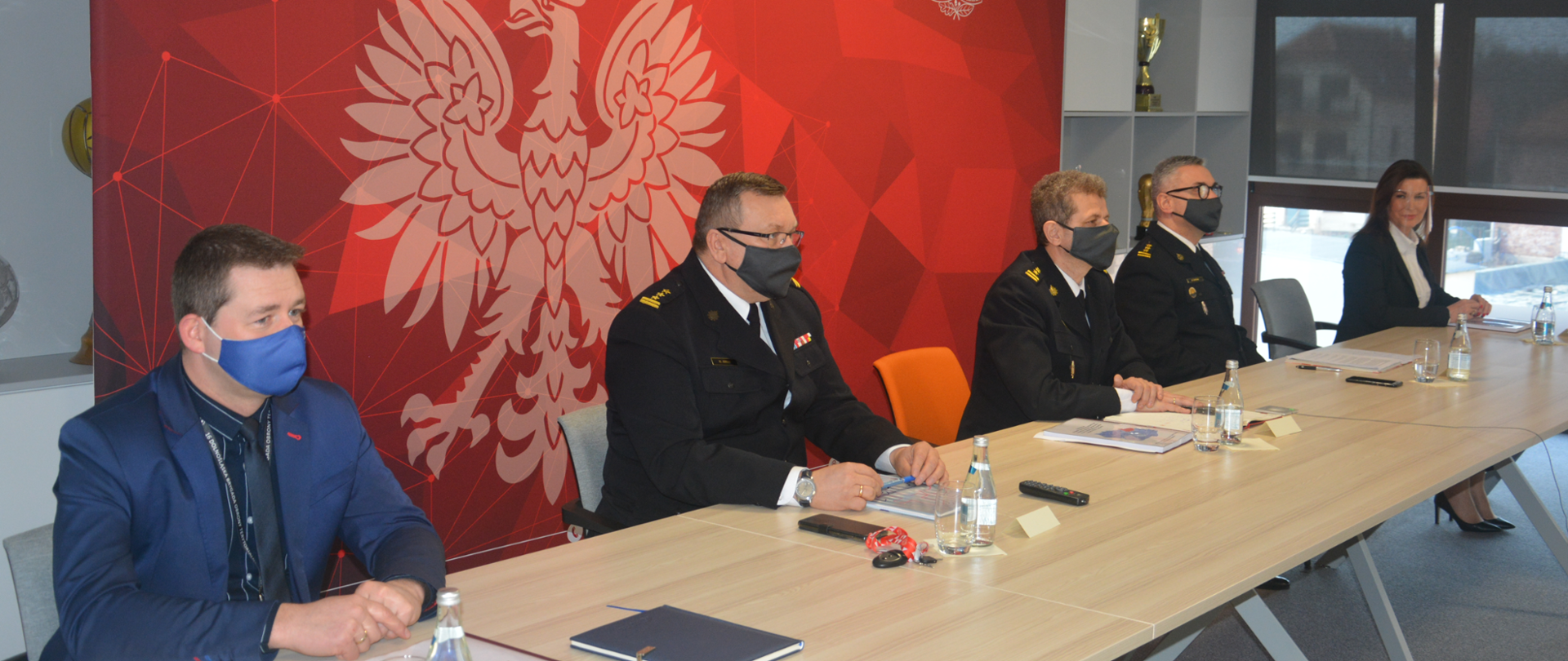 Kierownictwo komendy wojewódzkiej PSP we Wrocławiu oraz zaproszeni goście podczas odprawy