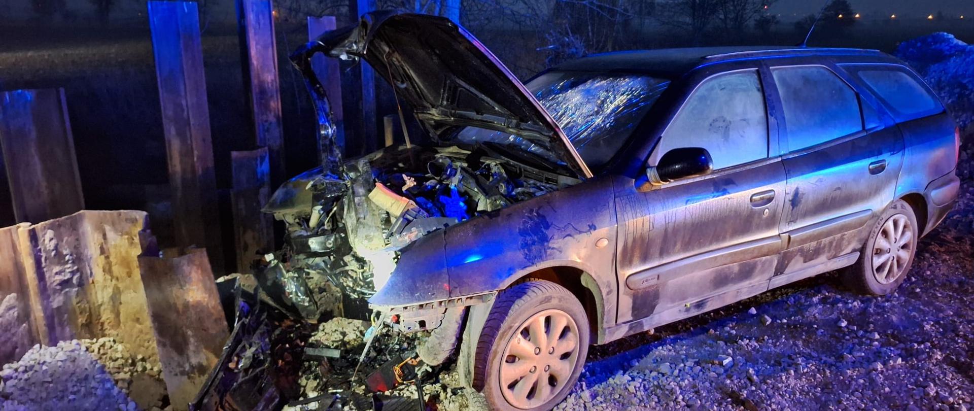 Na zdjęciu widać rozbite auto osobowe 