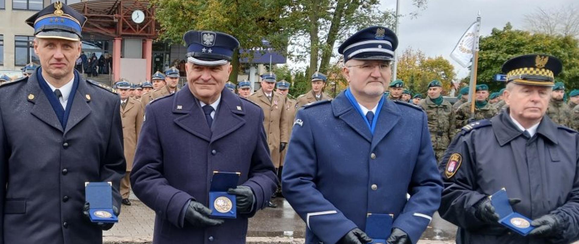 Na zdjęciu widzimy komendanta powiatowego straży razem z innymi funkcjonariuszami podczas uroczystości