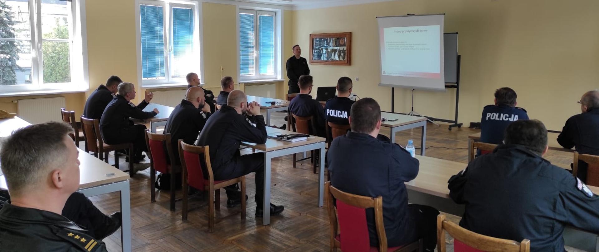 Uczestnicy wspólnych ćwiczeń (policjanci i strażacy) podczas zajęć teoretycznych