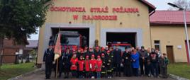 Pamiątkowe zdjęcie grupowe pod remizą OSP