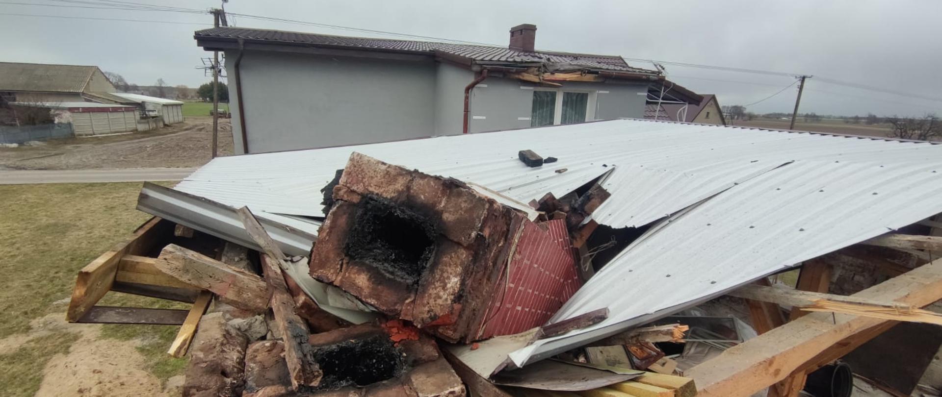 widoczne miejsce zdarzenia szkody wiatrowe oraz służby usuwający skutki silnego wiatru.