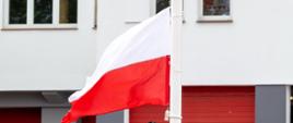 Strażacy podnoszą flagę państwową. 
