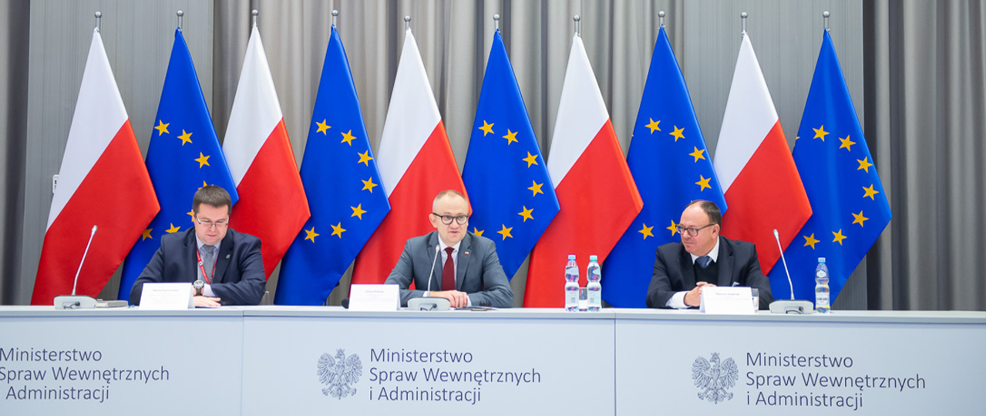 Prezydium Międzyresortowego Zespołu. Na środku siedzi wiceminister Błażej Poboży