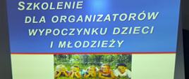Na zdjęciu widać tablice z wyświetloną stroną tytułową prezentacji Powiatowej Stacji Sanitarno-Epidemiologicznej w Płocku pod tytułem „Szkolenie dla organizatorów wypoczynku dzieci
i młodzieży”. 