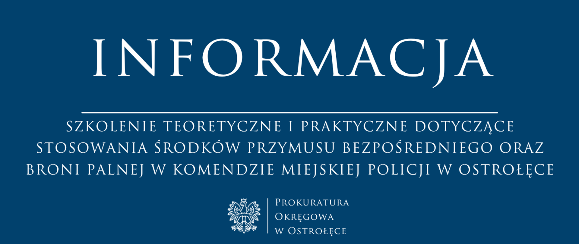 Biały napis Informacja SZKOLENIE TEORETYCZNE I PRAKTYCZNE DOTYCZĄCE STOSOWANIA ŚRODKÓW PRZYMUSU BEZPOŚREDNIEGO ORAZ BRONI PALNEJ W KOMENDZIE MIEJSKIEJ POLICJI W OSTROŁĘCE na niebieskim tle