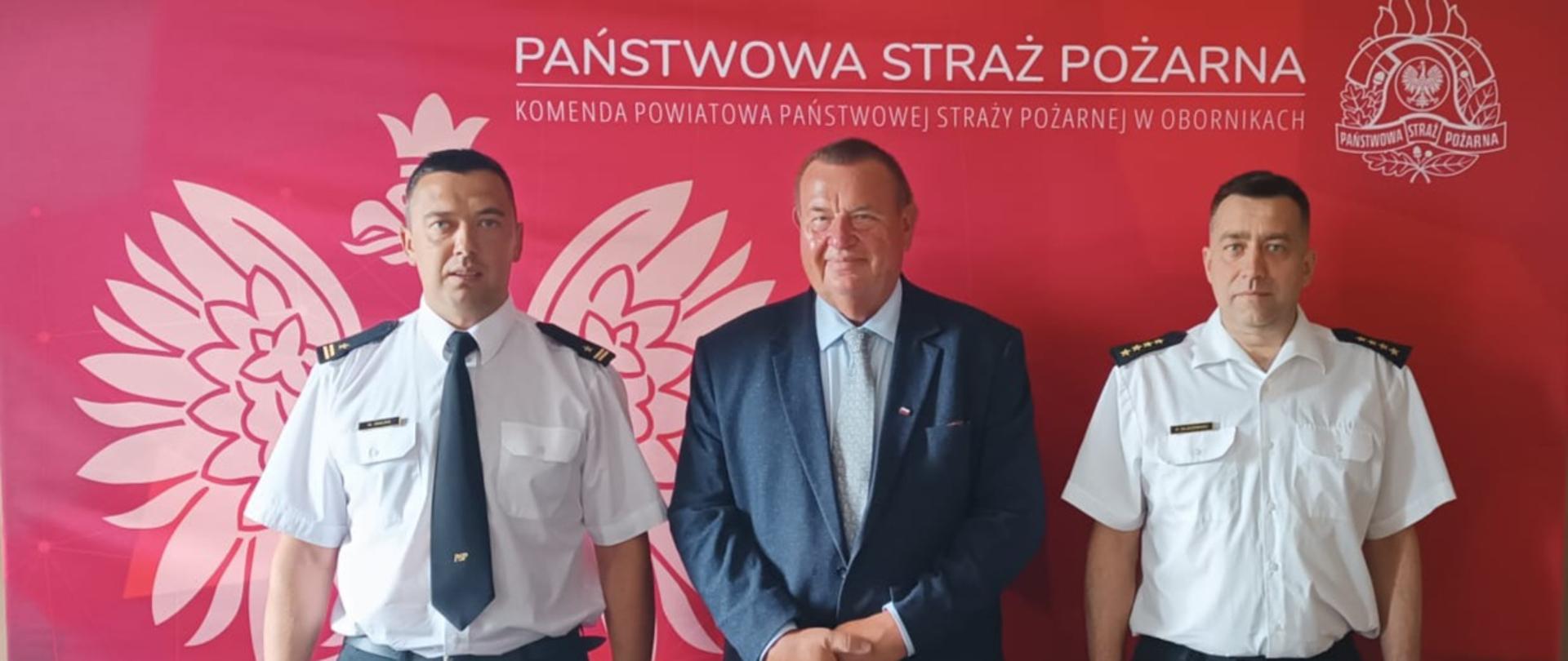 WIZYTA POSŁÓW W KOMENDZIE POWIATOWEJ PSP W OBORNIKACH
Dzień 26 lipca 2022 r. w Komendzie Powiatowej Państwowej Straży Pożarnej w Obornikach obfitował w niecodzienne spotkania. W godzinach porannych progi naszej komendy gościły Panią Poseł na Sejm RP Martę Kubiak, która wraz z Komendantem Powiatowym PSP w Obornikach mł. bryg. Michałem Mulką, Zastępcą Komendanta Powiatowego PSP w Obornikach st. kpt. Przemysławem Olszewskim oraz mł. asp. Pauliną Burdą dokonała uroczystego wręczenia kolejnych decyzji o przyznaniu świadczenia ratowniczego druhom Ochotniczych Straży Pożarnych z terenu powiatu obornickiego.
