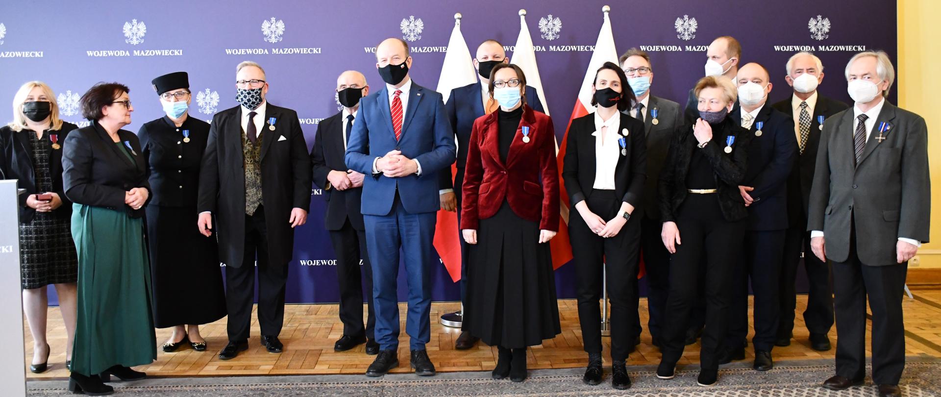 Na zdjęciu widać kobiety i mężczyzn