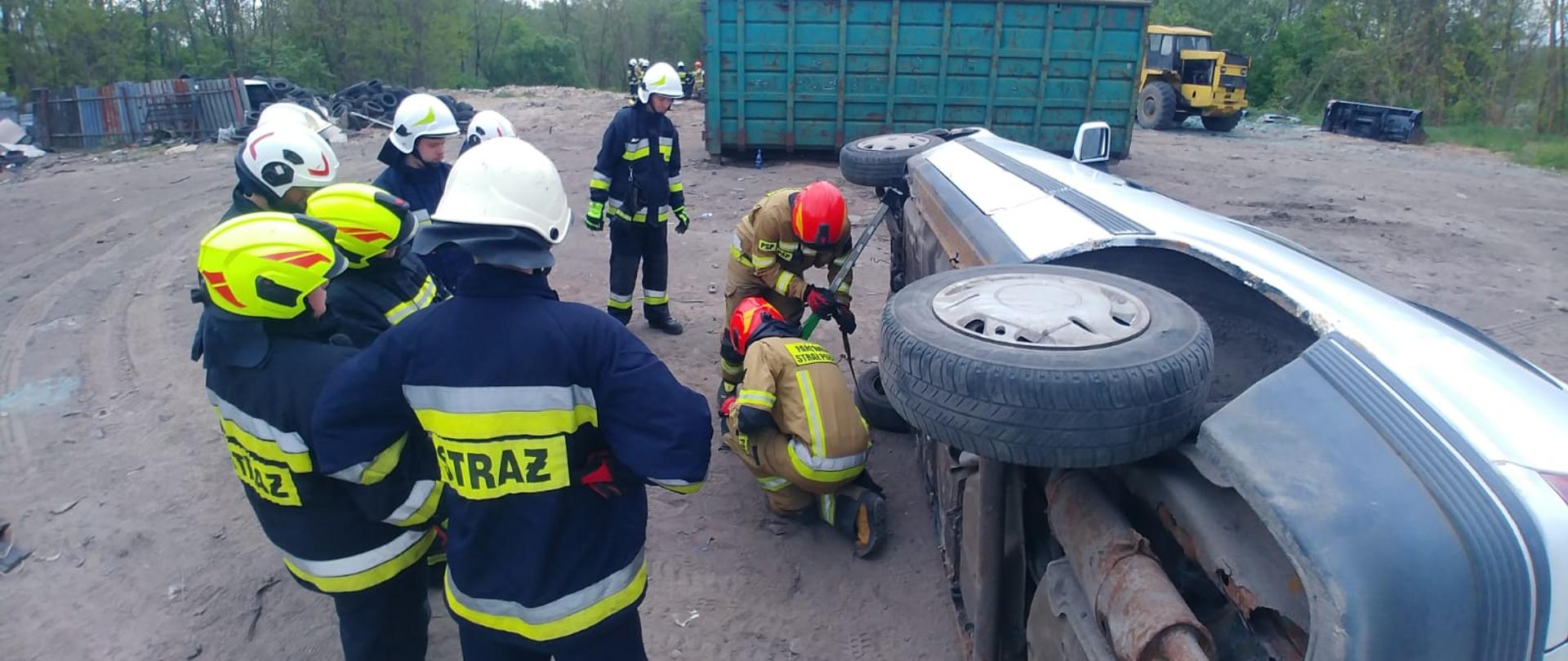 Na zdjęciu w czerwonych hełmach funkcjonariusze z Komendy Powiatowej Państwowej Straży Pożarnej w Świeciu podczas szkolenia druhów ochotniczych straży pożarnych 