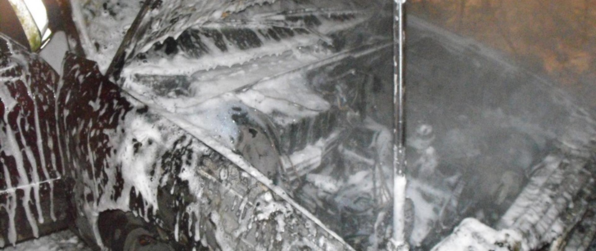 Zdjęcie przedstawia salony wrak samochodu