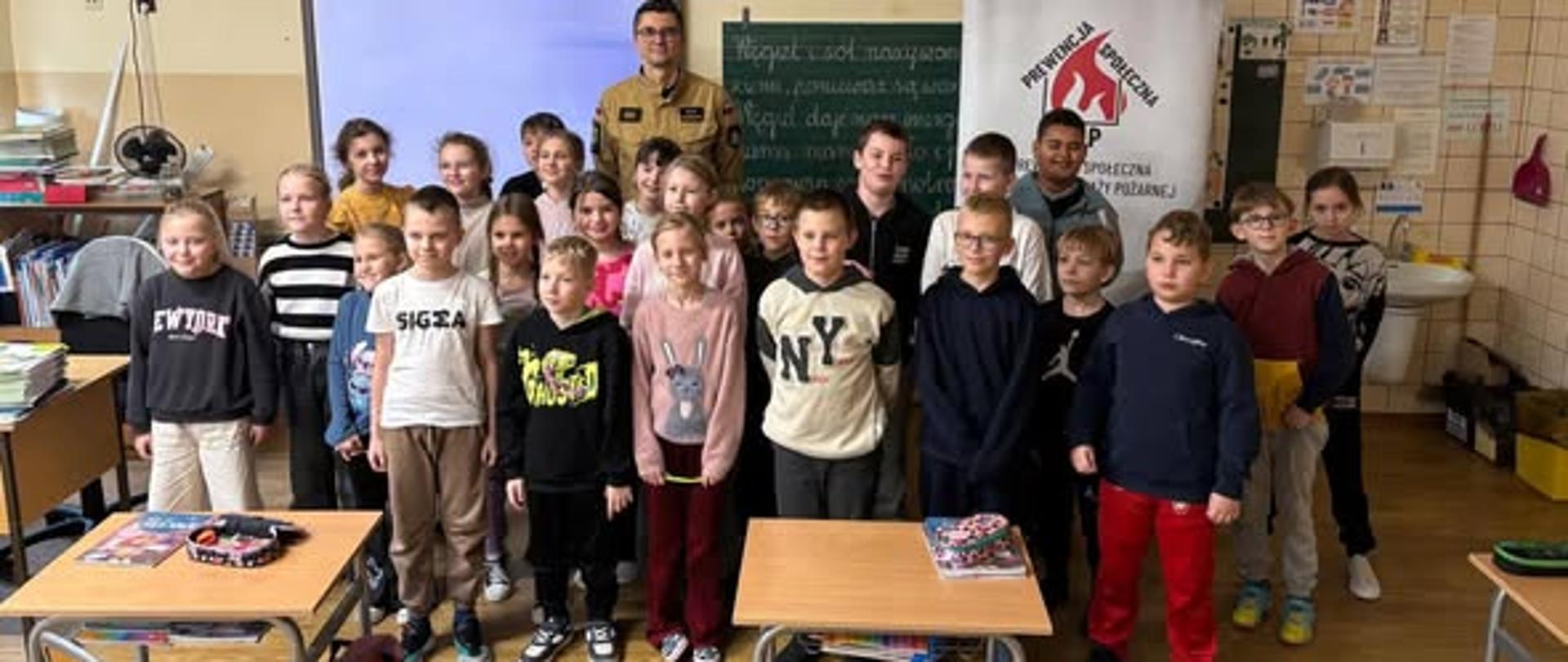 Grupowe zdjęcie strażaka z dziećmi