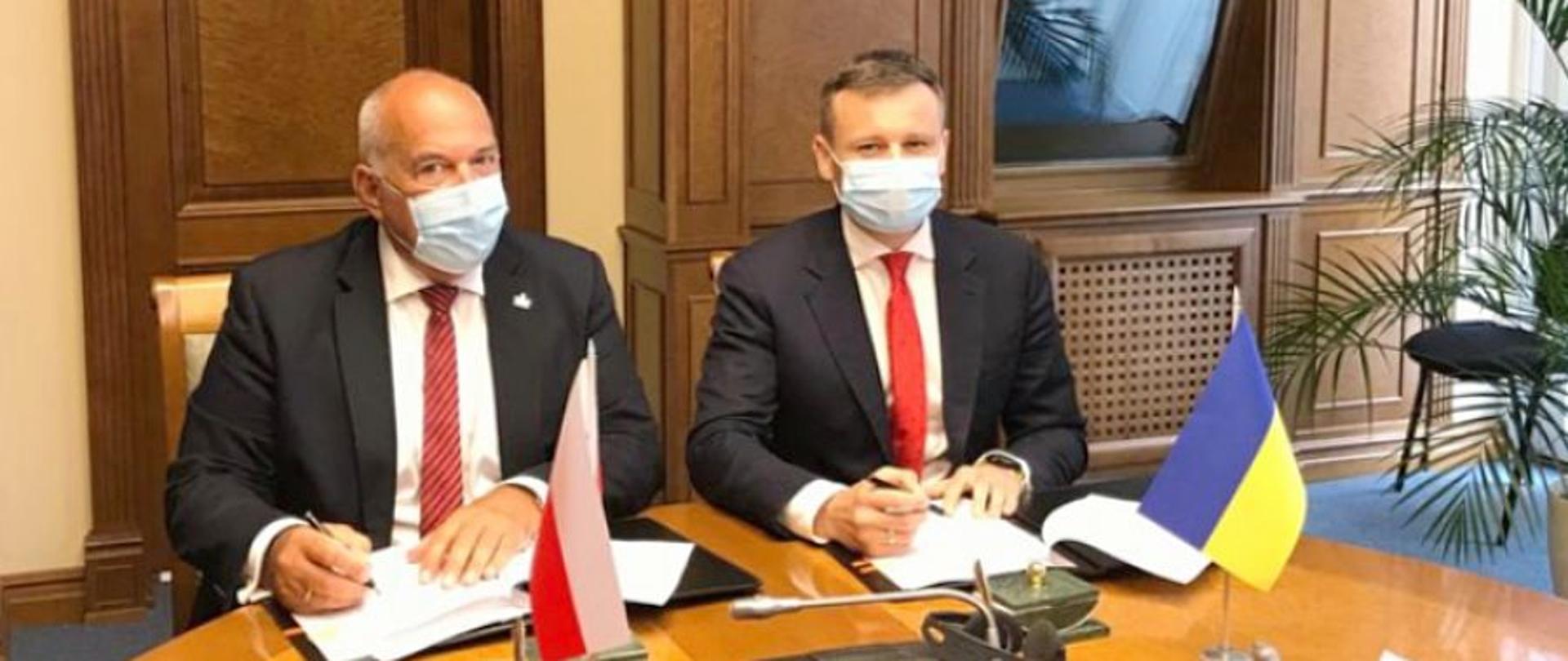 Ministrowie finansów Polski i Ukrainy Tadeusz Kościński i Siergiej Marczenko podczas podpisywania deklaracji o pogłębieniu współpracy w walce z przestępczością podatkową i karuzelami VAT.