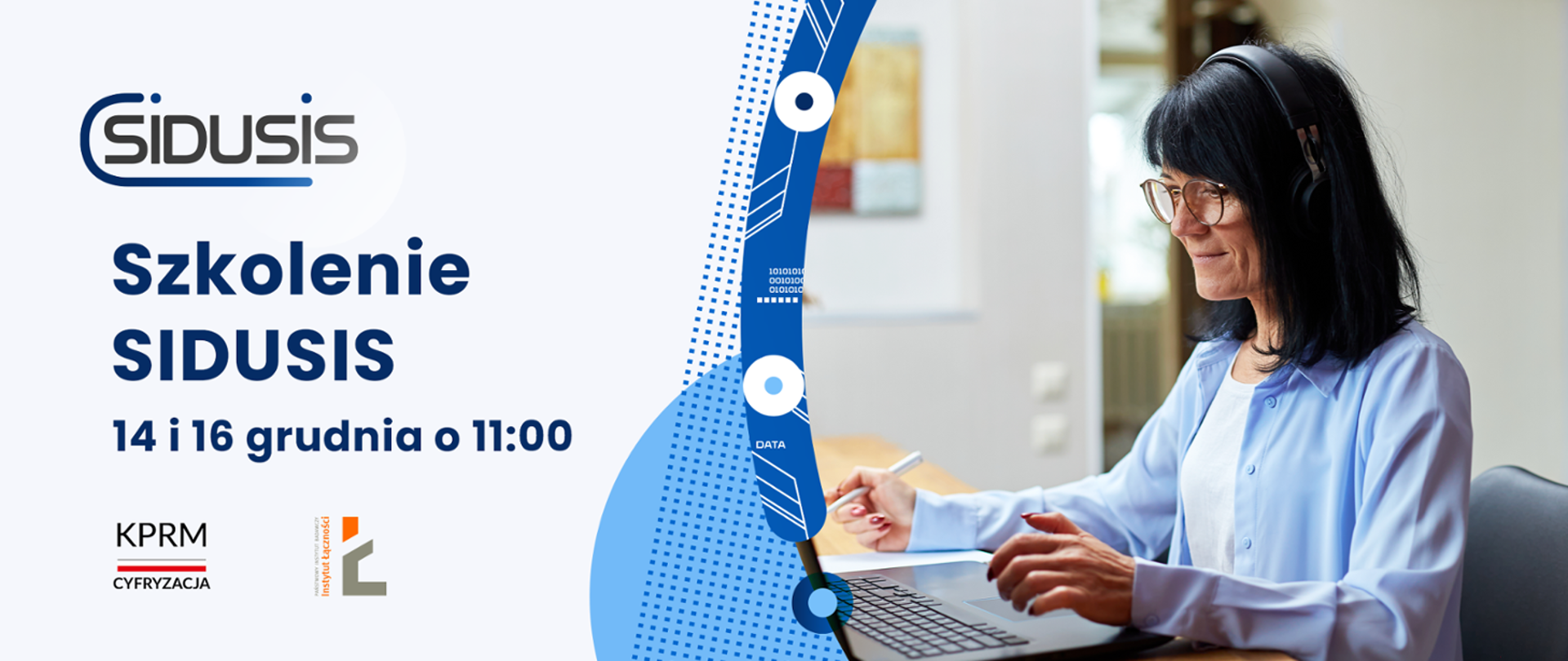 Zdjęcie kobiety siedzącej przed komputerem w słuchawkach. Logo systemu SIDUSIS, loga KPRM i Instytutu Łączności.
