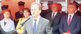 Dzień Strażaka w KM PSP w Tarnowie. Przemawia Sekretarz Stanu w Ministerstwie Edukacji i Nauki Pan Włodzimierz Bernacki.