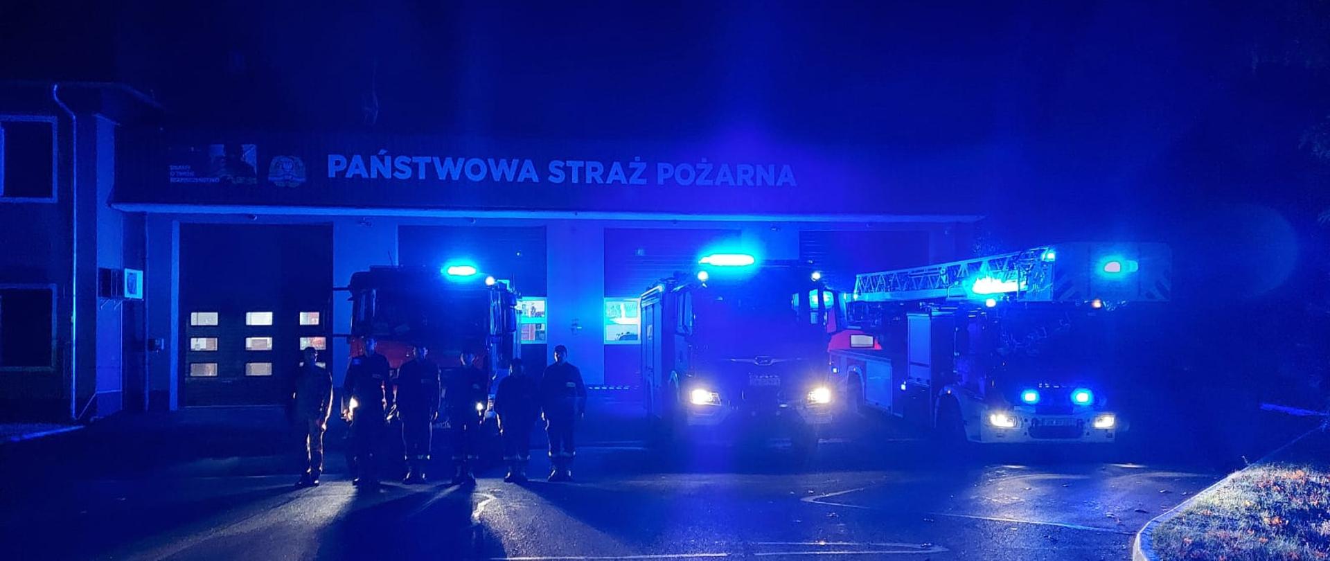 Zdjęcie przedstawia strażaków PSP na tle JRG Polkowice, którzy oddają hołd dla tragicznie zmarłego strażaka z Gdańska