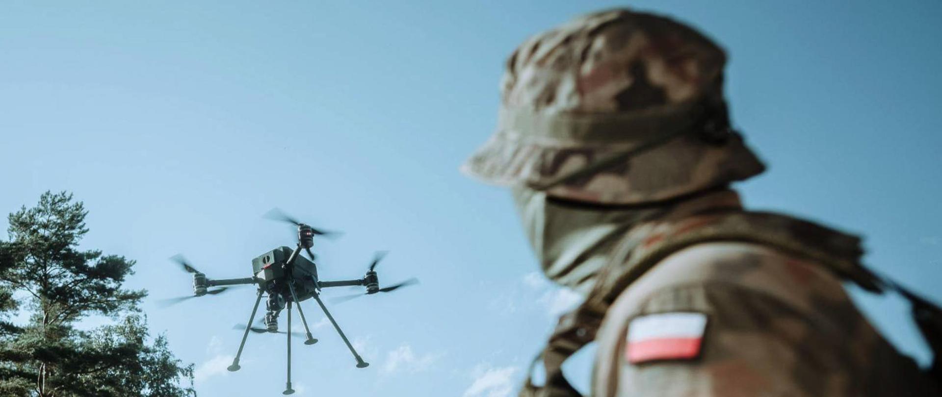 Cezary Tomczyk, sekretarz stanu MON podpisał decyzję dotyczącą testowania w Siłach Zbrojnych RP bezzałogowych statków powietrznych, bezzałogowych systemów uzbrojenia oraz środków ich zwalczania. Dzięki nowym przepisom wojsko znacznie szybciej pozyska najnowsze rozwiązania w zakresie dronów i systemów antydronowych. 