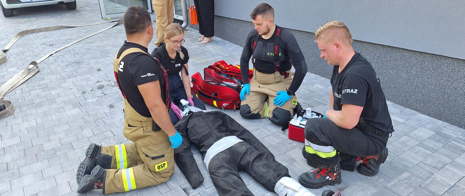 Zdjęcie przedstawia ratowników podczas ćwiczeń na obiekcie