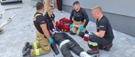 Zdjęcie przedstawia ratowników podczas ćwiczeń na obiekcie