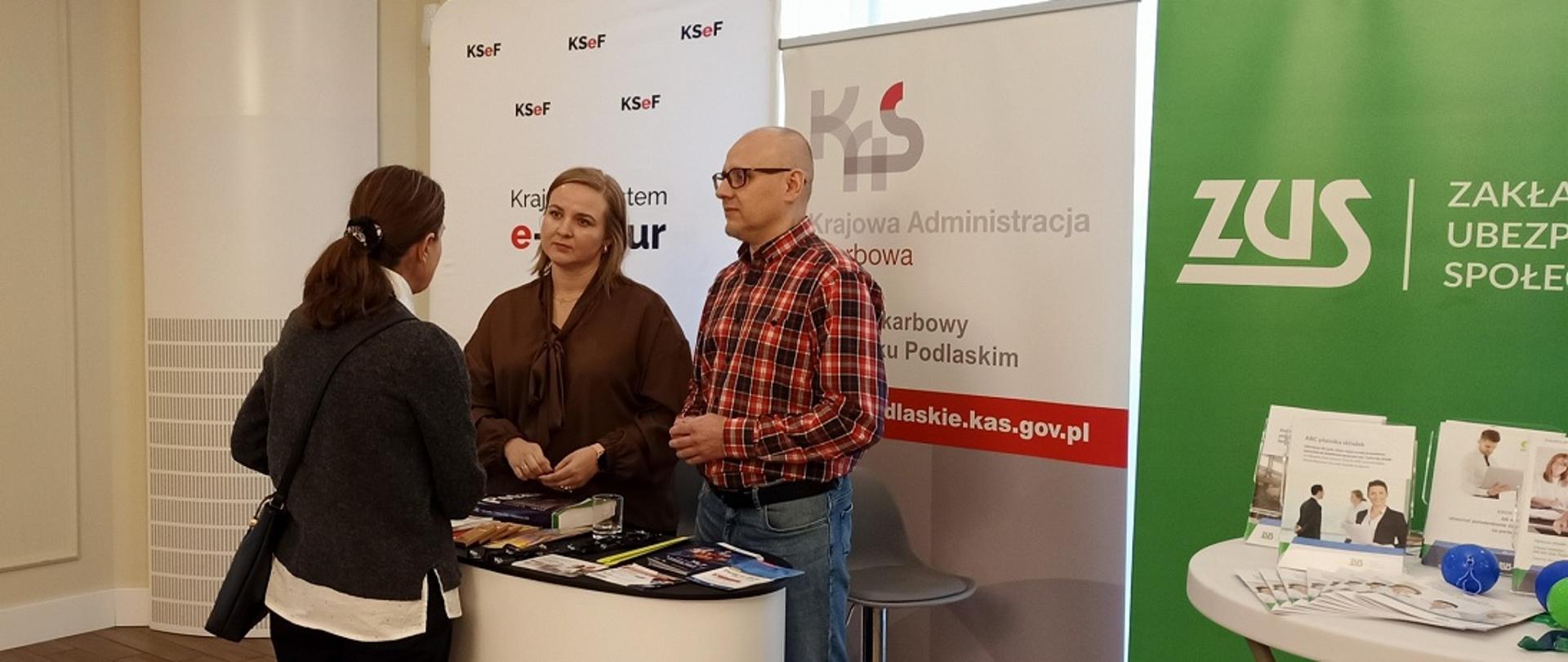 Eksperci z US w Bielsku Podlaskim na stoisku promocyjnym KSeF podczas seminarium zorganizowanego przez Powiatowy Urząd Pracy. 
