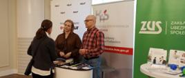 Eksperci z US w Bielsku Podlaskim na stoisku promocyjnym KSeF podczas seminarium zorganizowanego przez Powiatowy Urząd Pracy. 