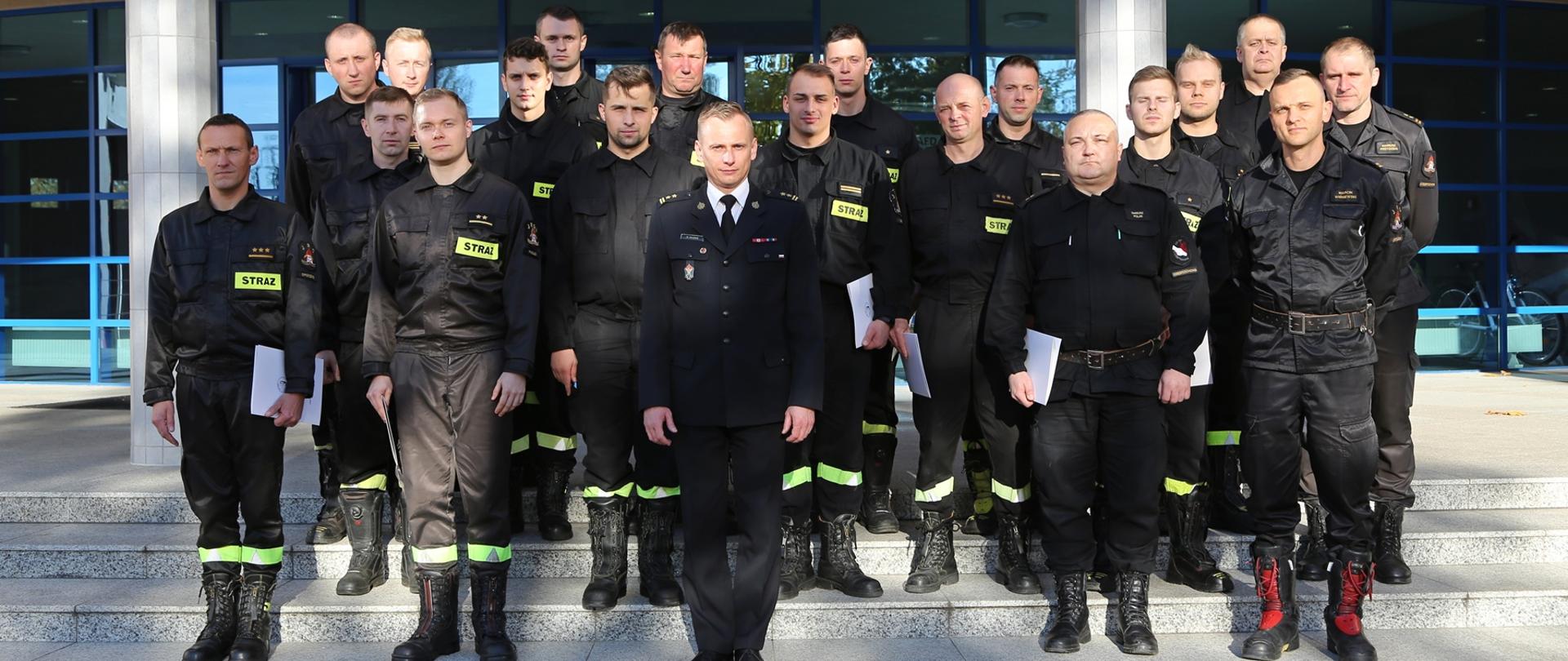 Zakończenie szkolenia pn.: "Prąd elektryczny, a zagrożenia dla strażaków" - Zdjęcie grupowe uczestników szkolenia, z przodu Zastępca Komendanta Szkoły