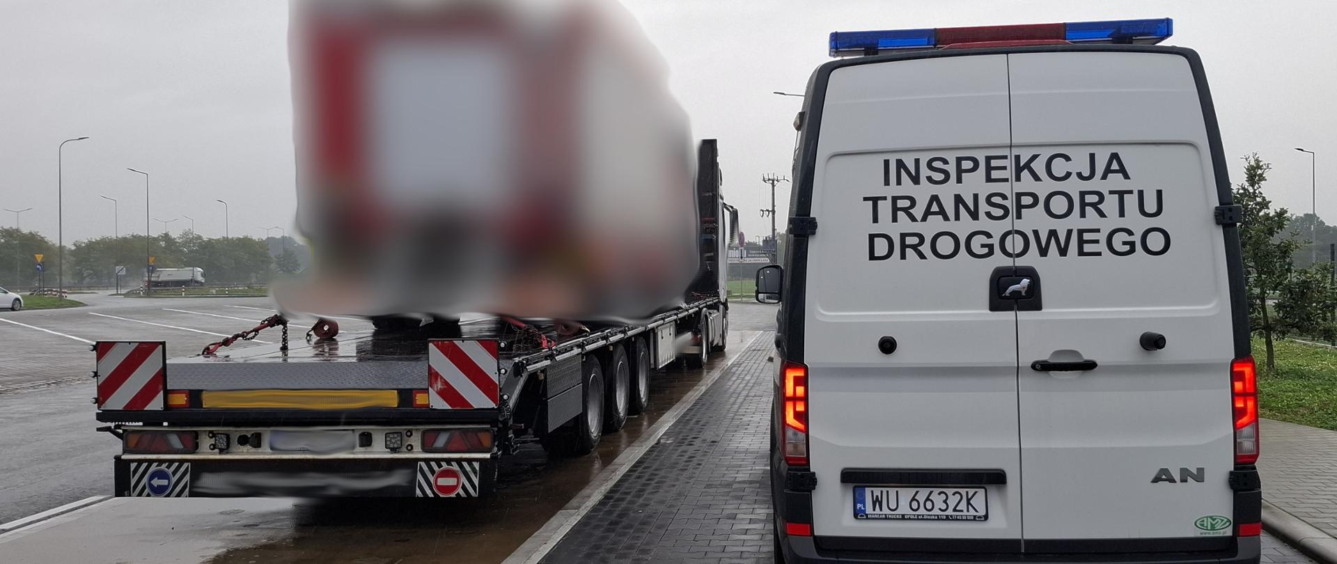Zatrzymana ciężarówka i oznakowany radiowóz ITD