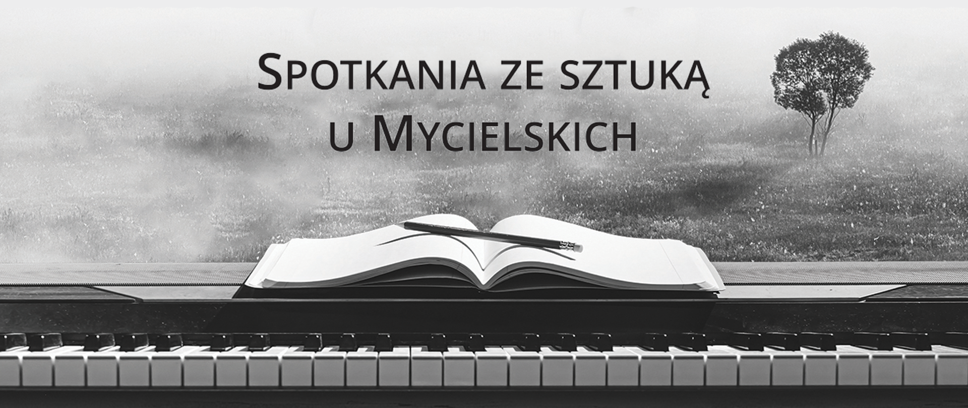 Baner w odcieniach czerni, bieli i szarości, utrzymany w eleganckim, stonowanym stylu. Przedstawia otwartą książkę leżącą na klawiaturze fortepianu, na której spoczywa ołówek. W tle widoczny jest mglisty pejzaż z delikatnie zarysowanym drzewem po prawej stronie. Na środku baneru umieszczony jest napis: „Spotkania ze sztuką u Mycielskich” w ciemnym, wyraźnym kroju pisma.