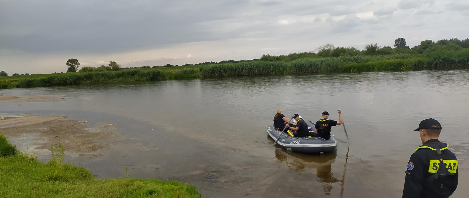 Zdjęcie przedstawia członków SGRWN w trakcie działań poszukiwawczych