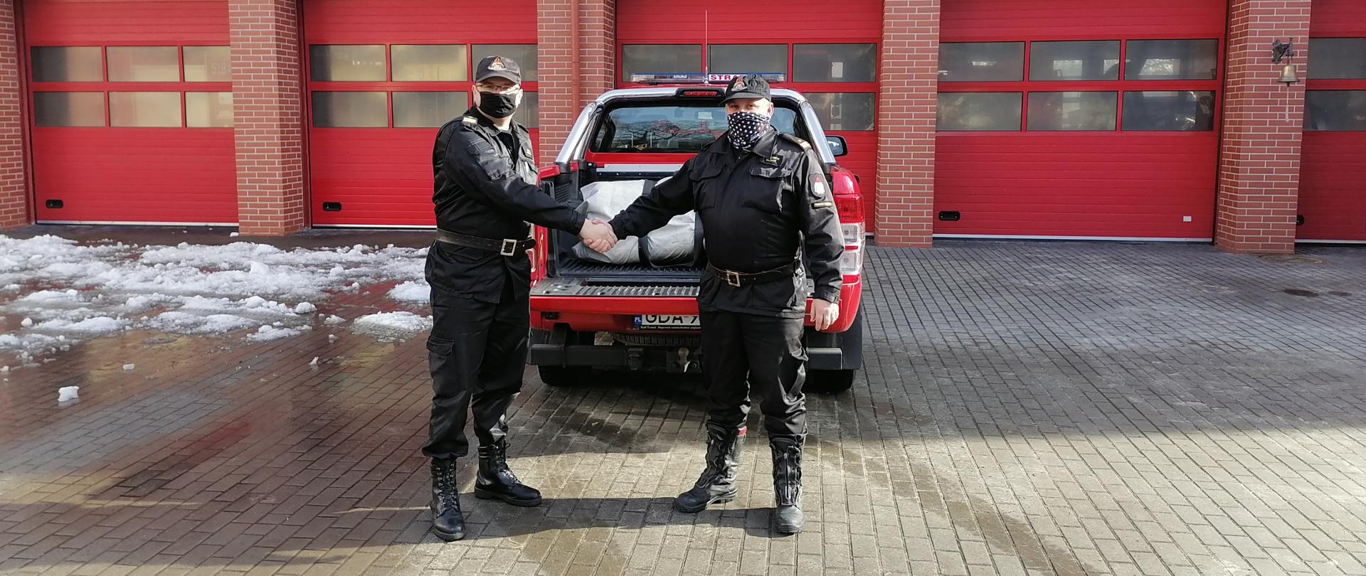 Na zdjęciu mł. bryg. Adam Hałasa z KM PSP Sopot przekazujący skokochron mł. bryg. Wojciechowi Wanat z KP PSP Pruszcz Gdański