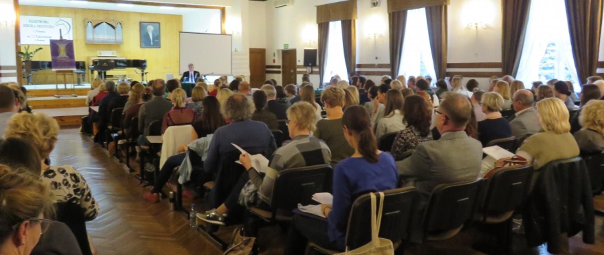 Grafika przedstawia nauczycieli - uczestników konferencji metodycznej w koninie