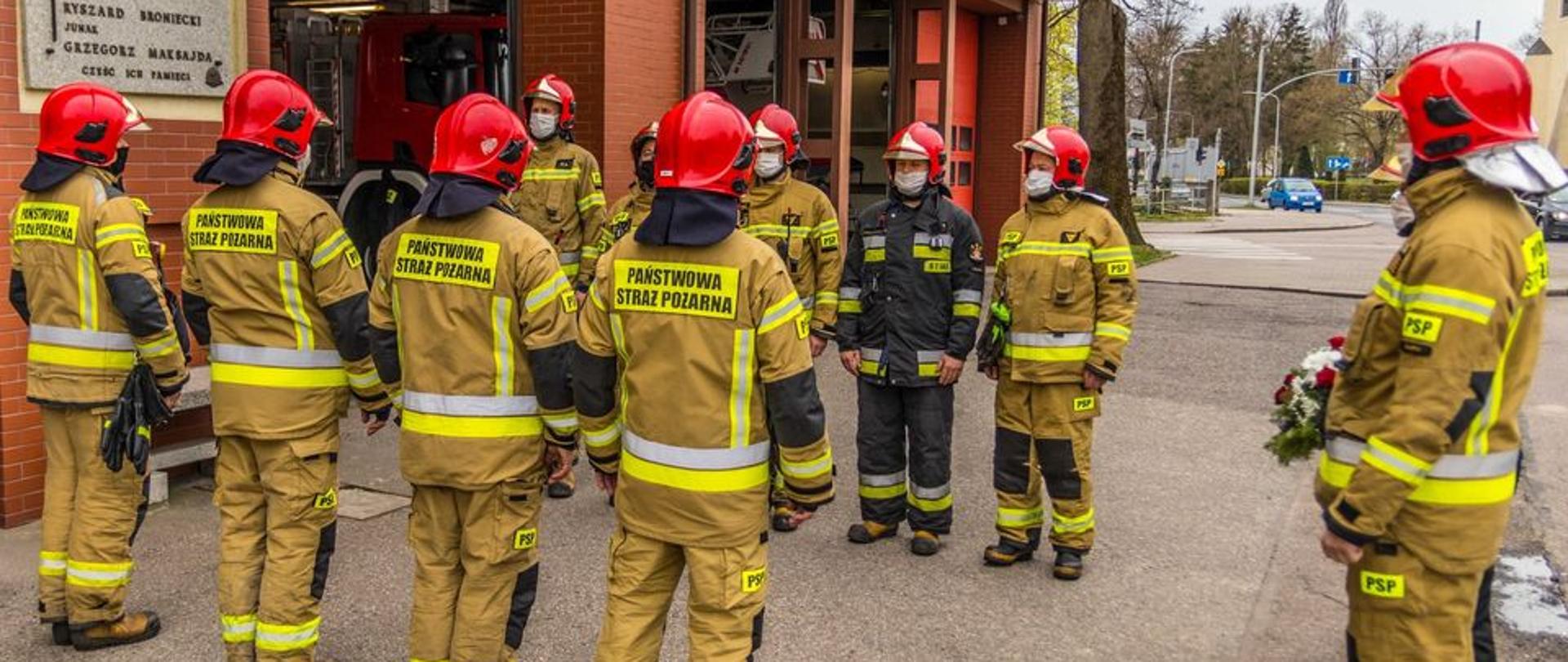 Zdjęcie przedstawia funkcjonariuszy oddających hołd z JRG 1 w Słupsku