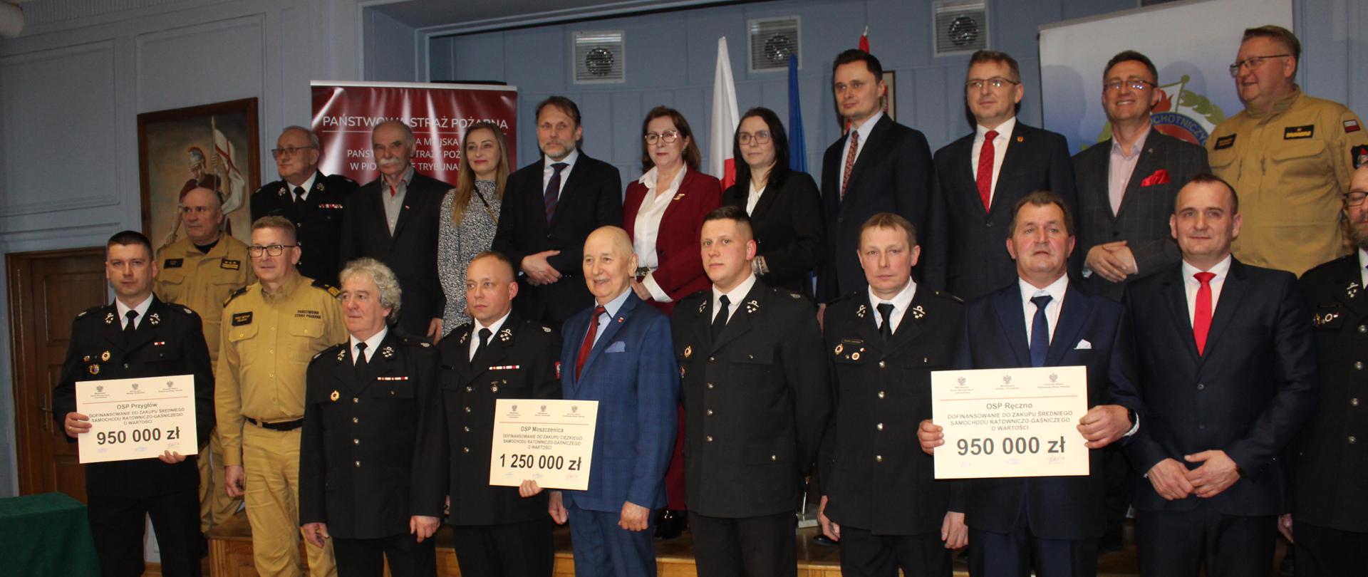 Uczestnicy wręczenia promes z terenu powiatu piotrkowskiego wraz gośćmi zaproszonymi