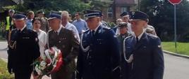ZASTĘPCA KOMENDANTA POWIATOWEGO PSP W PIŃCZOWIE WRAZ Z POCZTEM SZTANDAROWYM WZIĄŁ UDZIAŁ W OBCHODACH ŚWIĘTA WOJSKA POLSKIEGO 