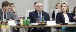 Pierwsze obrady Rady Wykonawczej ds. wdrażania Krajowej Polityki Miejskiej 2030, przy stole uczestnicy spotkania, od lewej wiceminister sprawiedliwości Sebastian Kaleta, Pełnomocnik Rządu do Spraw Osób Niepełnosprawnych Paweł Wdówik, wiceminister pracy i polityki społecznej Barbara Socha